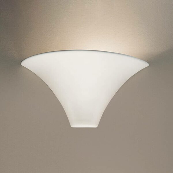 Vit, elegant vägglampa Cardin i vacker utformning